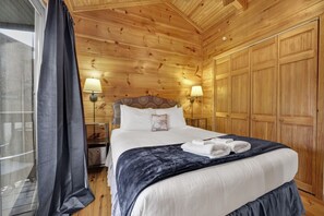 2 bedrooms, iron/ironing board, travel cot, free WiFi