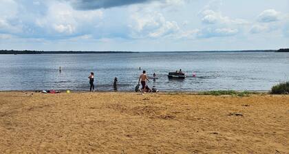 For 6 people Castle R Lake 30 min to Dells BBQ & boat fishing guide available.