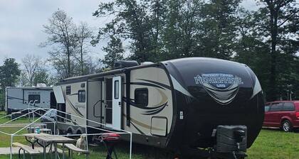 For 6 people Castle R Lake 30 min to Dells BBQ & boat fishing guide available.