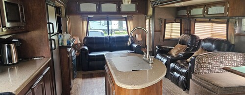 For 6 people Castle R Lake 30 min to Dells BBQ & boat fishing guide available. 