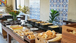A buffet with various baked goods and pastries. - Bristol Villaggio Rosa Arujá (Arujá)
