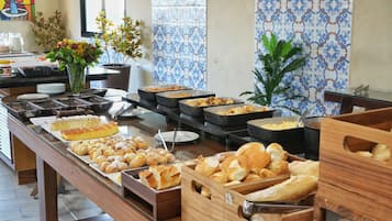 Free buffet breakfast on weekdays