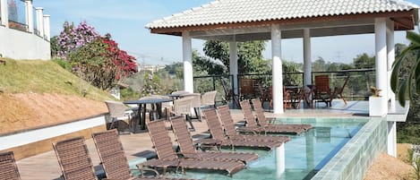 Kolam renang outdoor, dengan payung kolam renang