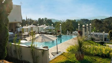 Piscina externa, guarda-sóis