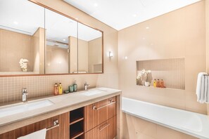 Douche, articles de toilette écologiques, séchoir à cheveux, bidet
