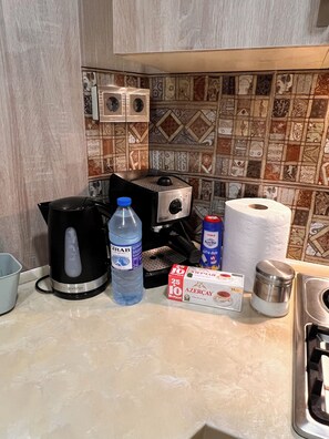 Refrigerador, microondas, parrilla de estufa y cafetera y tetera 