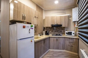 ثلاجة، ميكروويف، موقد طهي مسطح، ماكينة لصنع القهوة/الشاي