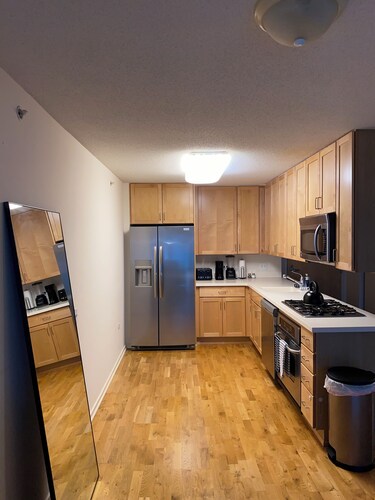 Cozy 2-bedroom condo in Skokie