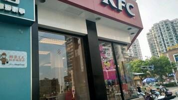 Un restaurant KFC avec une entrée bien visible et une enseigne.