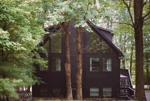 3-bedroom Poconos chalet for art and design lovers with outdoor hot-tub