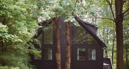 3-bedroom Poconos chalet for art and design lovers with outdoor hot-tub