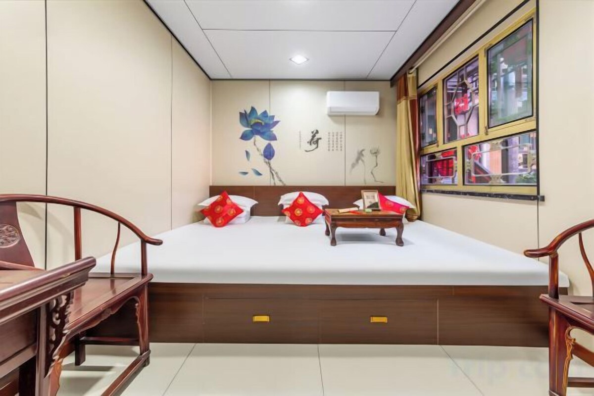 Prosperity & Blessing Family Suite With Luohan Bed