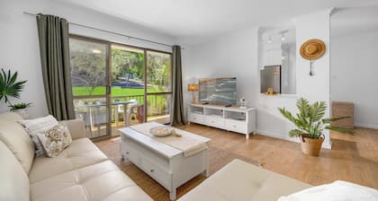 Shelly Cove Apartment 12 - aircon, pool, beach across road