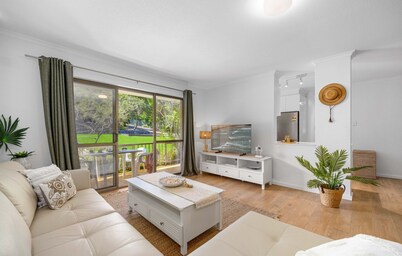 Shelly Cove Apartment 12 - aircon, pool, beach across road