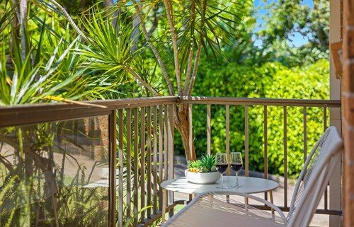 Shelly Cove Apartment 12 - aircon, pool, beach across road