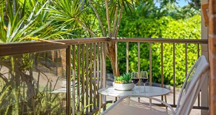 Shelly Cove Apartment 12 - aircon, pool, beach across road