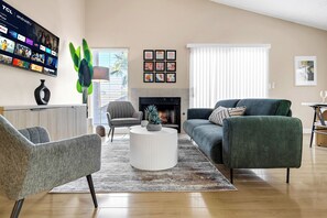 Een smart-tv, een open haard en een kantoor