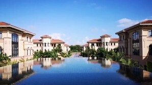 A pool with a clear view of the surrounding buildings. - Redbird Hotel Haikou (Haikou)