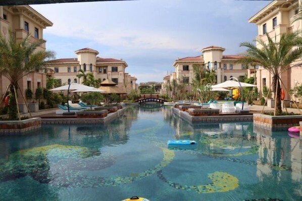 Outdoor pool - Redbird Hotel Haikou (Haikou)