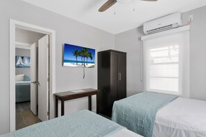 Appartement classique, vue partielle sur l'océan | 2 chambres, fer et planche à repasser, accès au Wi-Fi (inclus)