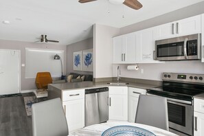Appartement classique, vue partielle sur l'océan | Repas dans la chambre