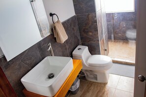 Double Room + Single Sofa Bed | Bathroom | Shower, towels, soap, shampoo - BOG Living (Bogotá)