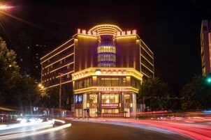 Un hotel en Viena con una entrada destacada, un atrio central y un diseño arquitectónico moderno.