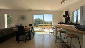 Dining - House with breathtaking views of the Luberon (Caseneuve)
