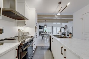 Fridge, microwave, oven, stovetop - E-302- Condo ski in and/and ski out 2 bedrooms (Bromont)