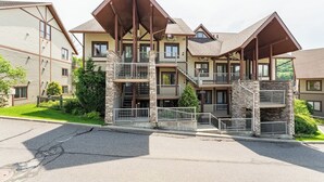 Un hôtel à plusieurs étages doté d’un atrium central, de balcons et d’une façade en pierre.