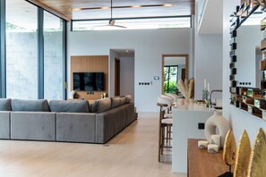 Luxe villa, uitzicht op zwembad | Woonruimte | Een 65-inch smart-tv met digitale zenders