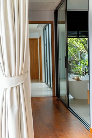 Luxe villa, uitzicht op zwembad | 4 slaapkamers, een kluis op de kamer, individueel gedecoreerd