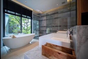 Vila Mewah, pemandangan kolam renang | Kamar mandi | Kombinasi shower/bathtub dan perlengkapan mandi gratis