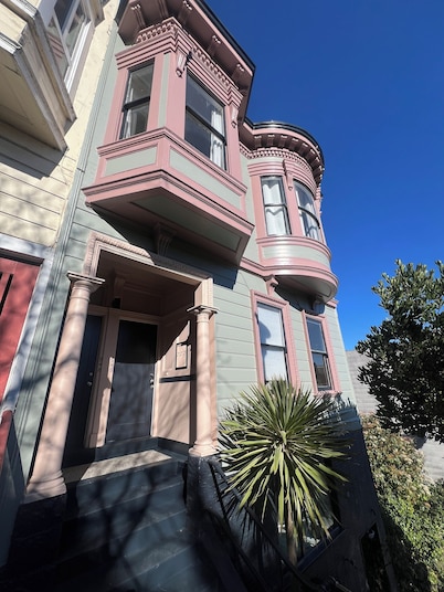 Charming Studio Sleeps 2 On the Park on Top of Hill, SweepingViews of the City