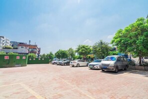 مواقف سيارات مجانية