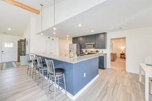 Fridge, microwave, stovetop, dishwasher - Waterfront Lake Anna Home: Summer Family Escape! (Bumpass)