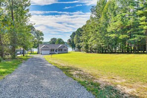 Property grounds - Waterfront Lake Anna Home: Summer Family Escape! (Bumpass)
