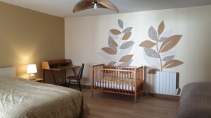 3 bedrooms, desk, iron/ironing board, free WiFi - Gîte Familial et Convivial - zoo de la Flèche - Animal de Compagnie Accepté (Noyant-Villages)