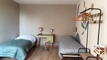 3 slaapkamers, een bureau, een strijkplank/strijkijzer, gratis wifi