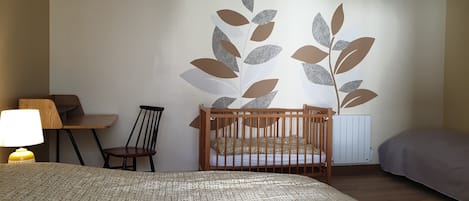 3 chambres, bureau, fer et planche Ă repasser, accĂšs au Wi-Fi (inclus)