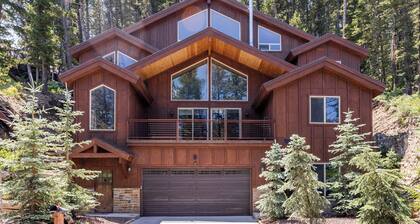 20 Minutes from the Mountain! Family Paradise, Sleeps 14, High-End Interiors