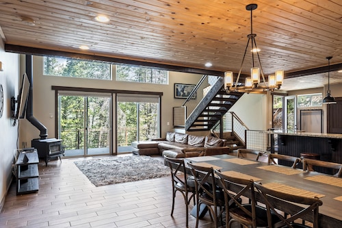 20 Minutes from the Mountain! Family Paradise, Sleeps 14, High-End Interiors