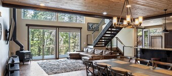 20 Minutes from the Mountain! Family Paradise, Sleeps 14, High-End Interiors