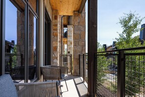 Terrace/patio - Modern Mountain Chic Interiors, Large Hot Tub, 5 Min Walk to Lift (Park City)