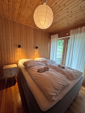 3 bedrooms, bed sheets