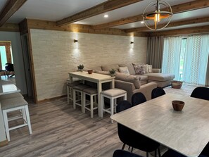 Älytelevisio, takka, kirjoja