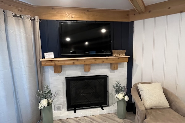 Smart TV, caminetto, libri