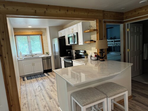 The Ridge Retreat
Renovated in 2024 - Steps from Lake Como & The Ridge