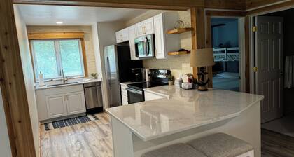 The Ridge Retreat
Renovated in 2024 - Steps from Lake Como & The Ridge