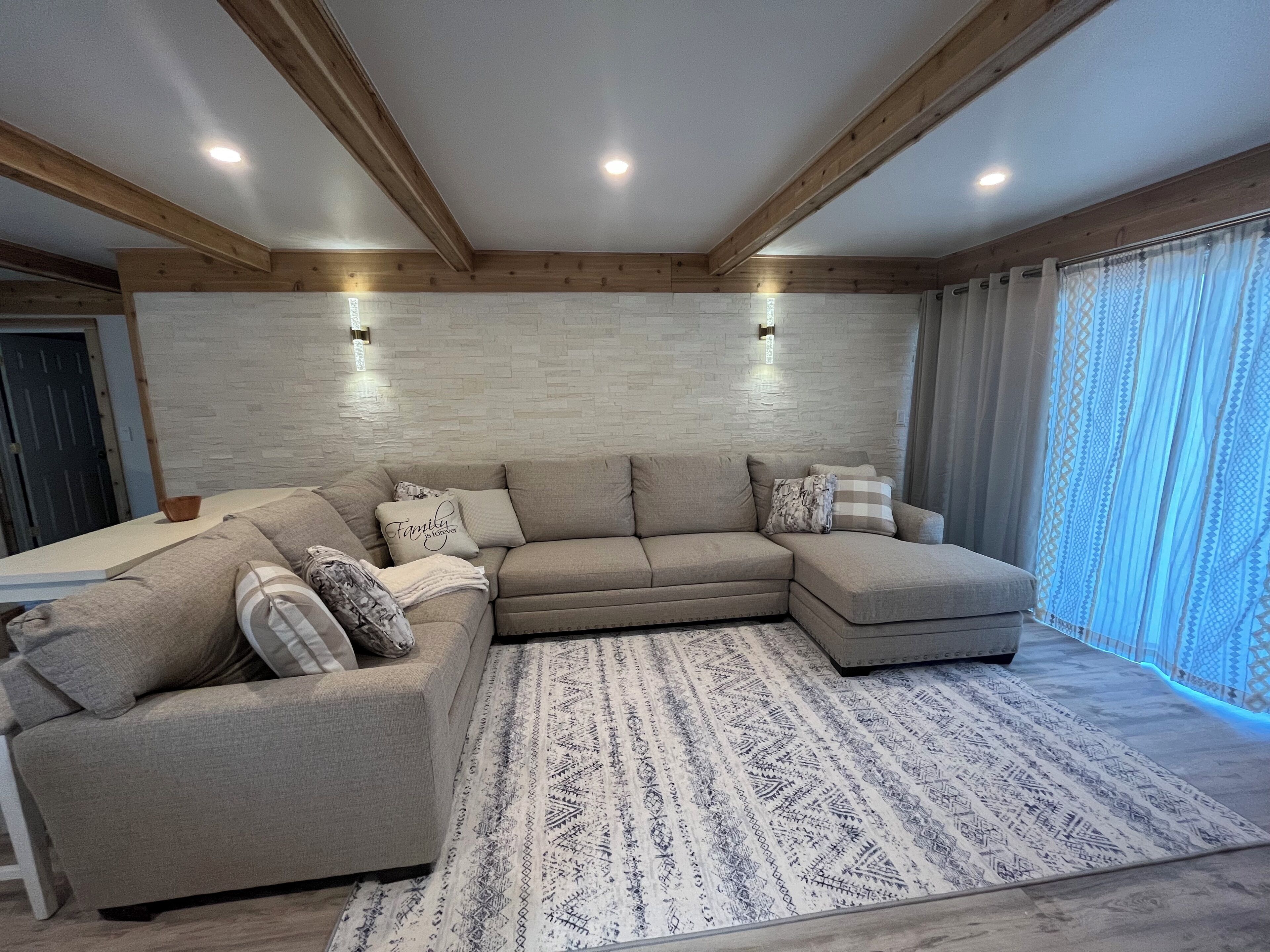 Älytelevisio, takka, kirjoja